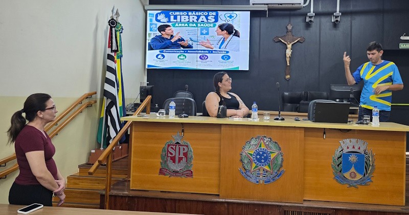 Oficina de Libras na saúde amplia o diálogo com a comunidade surda
