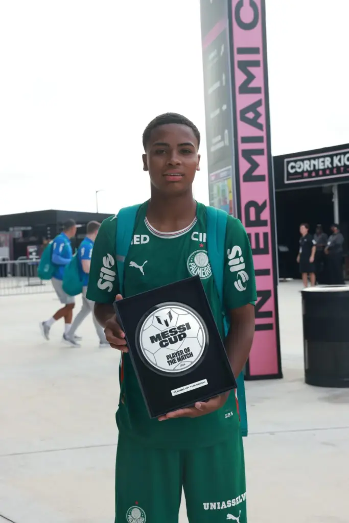 Palmeiras goleia o Benfica e garante vaga na semifinal da Messi Cup
