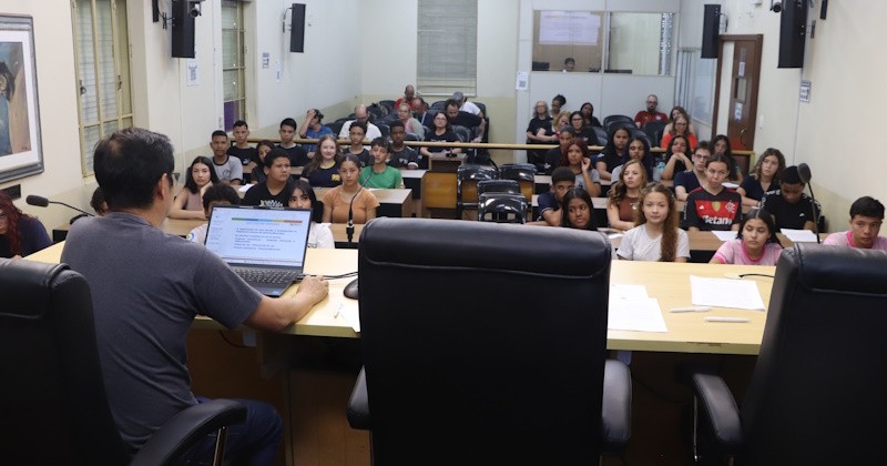 Parlamento Jovem 2026: vereadores jovens recebem madrinhas e padrinhos