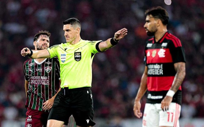 PC de Oliveira aponta erro e afirma que Erick Pulgar deveria ser expulso