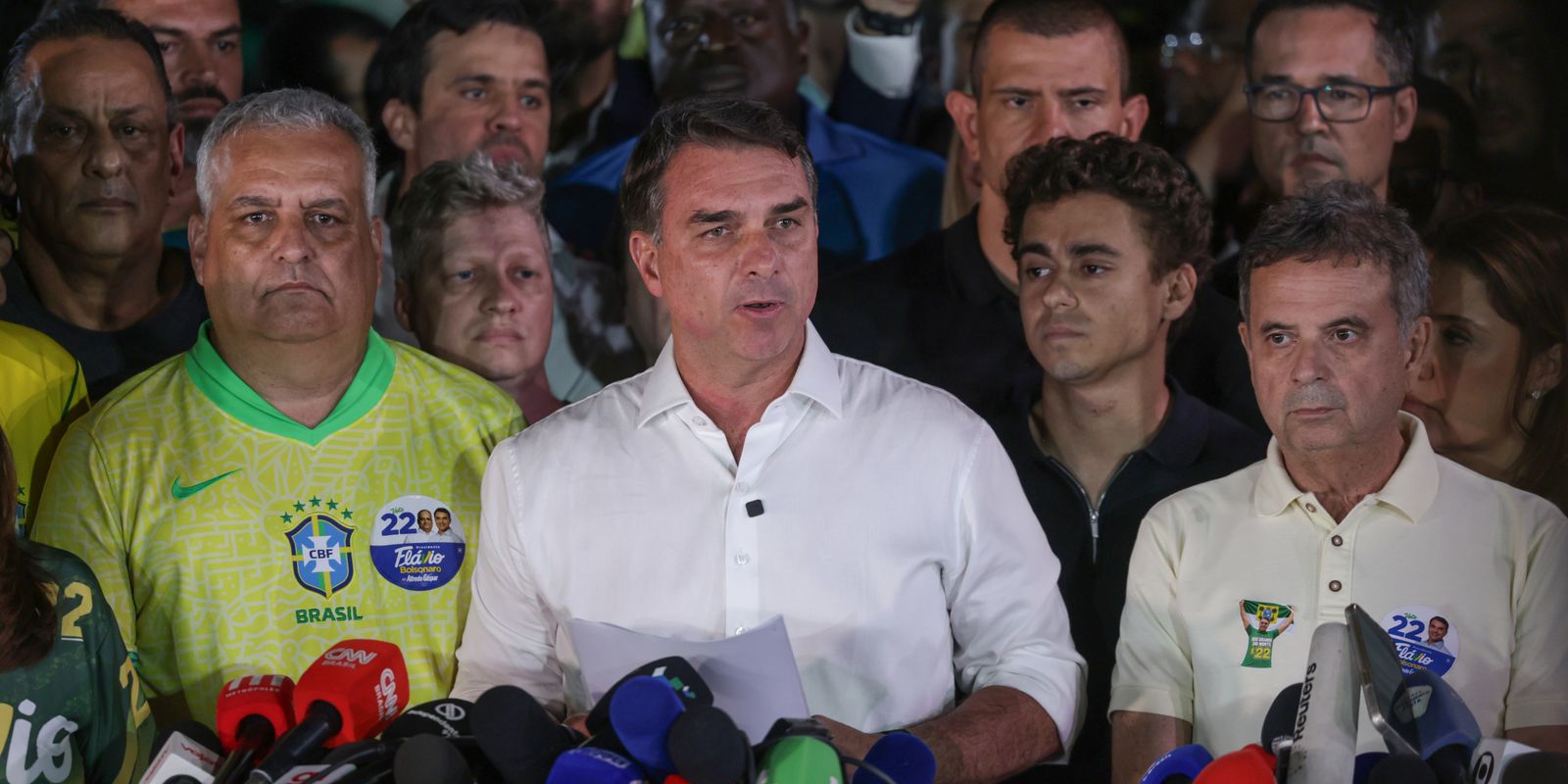 Polícia Federal investiga a fuga de Flávio Bolsonaro para o exterior