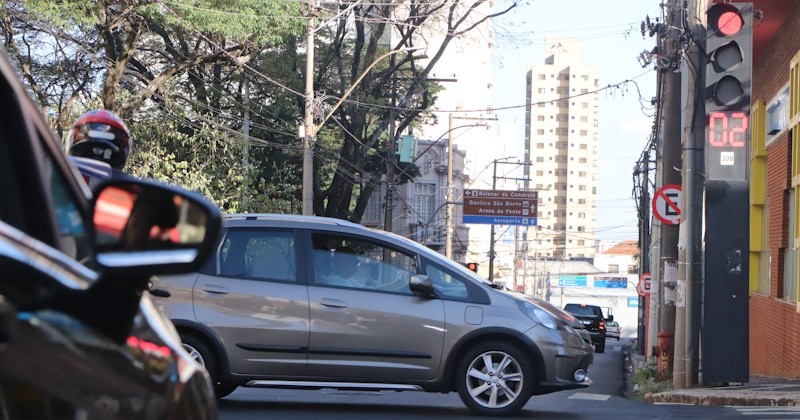 Prefeitura estuda substituição de semáforos inteligentes no trânsito