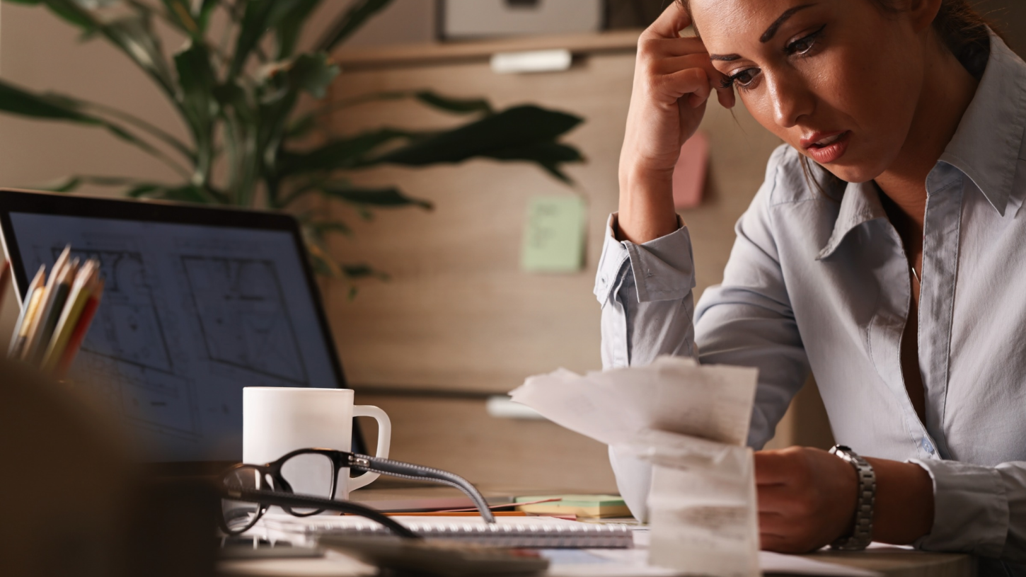 Quando a renda muda de repente: como organizar as finanças diante de um imprevisto