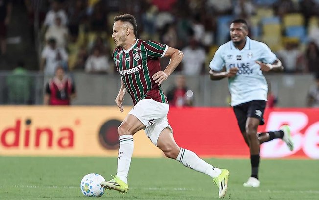 Renê sente dores no tornozelo e vira dúvida no Fluminense