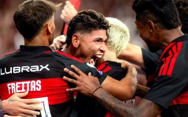 Com gol de Carrascal, Flamengo vence o Fluminense e lidera o Brasileirão