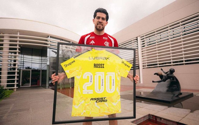 Goleiro Rossi é homenageado após completar 200 jogos pelo Flamengo