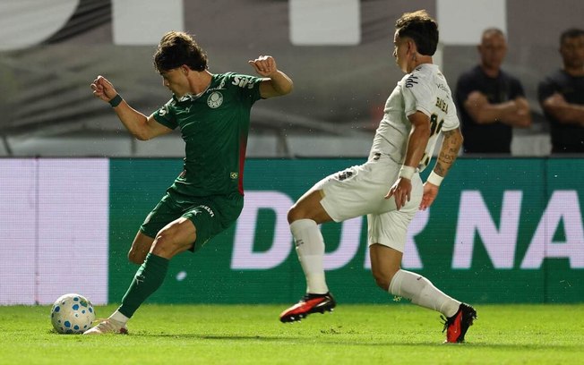 Santos e Palmeiras empatam sem gols na Vila Belmiro pelo Brasileirão