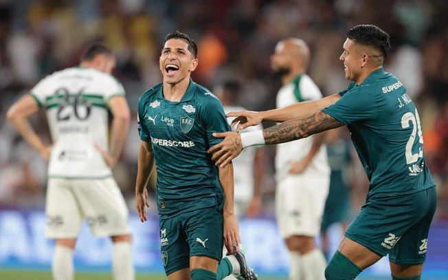Savarino brilha com hat-trick pelo Fluminense em goleada sobre o Coritiba