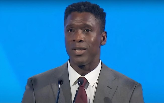 Seedorf chega ao Brasil para assumir o comando técnico do Corinthians