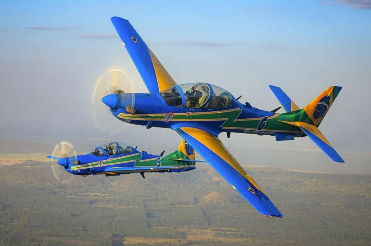 Super Tucano realiza manobras radicais no Domingo Aéreo em Pirassununga