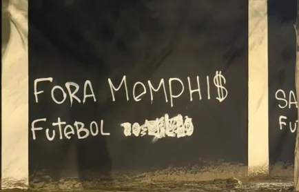 Torcida do Corinthians cobra Memphis Depay em protesto no Parque São Jorge