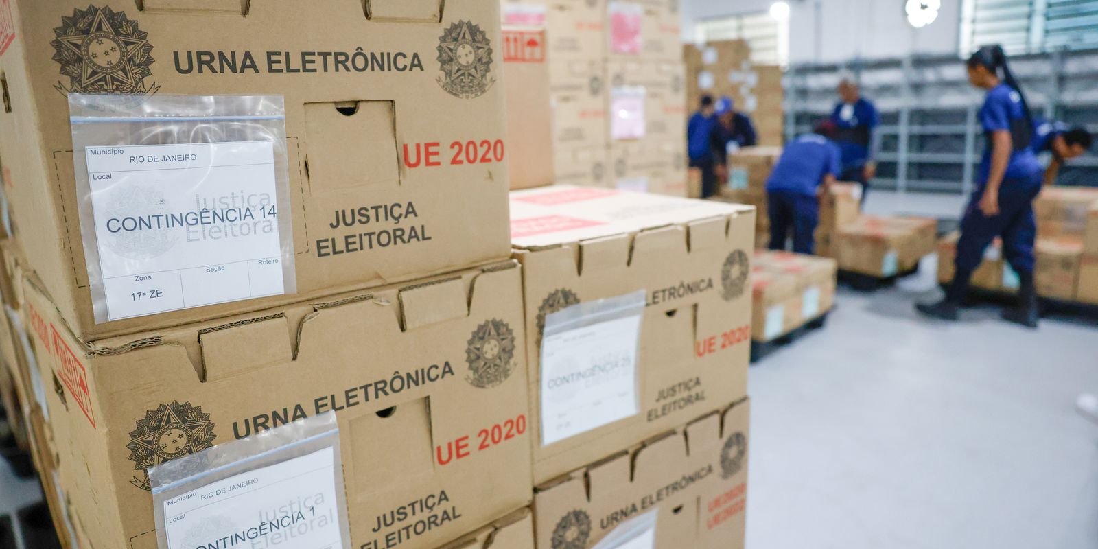 Justiça Eleitoral distribui urnas eletrônicas e prepara seções para a votação