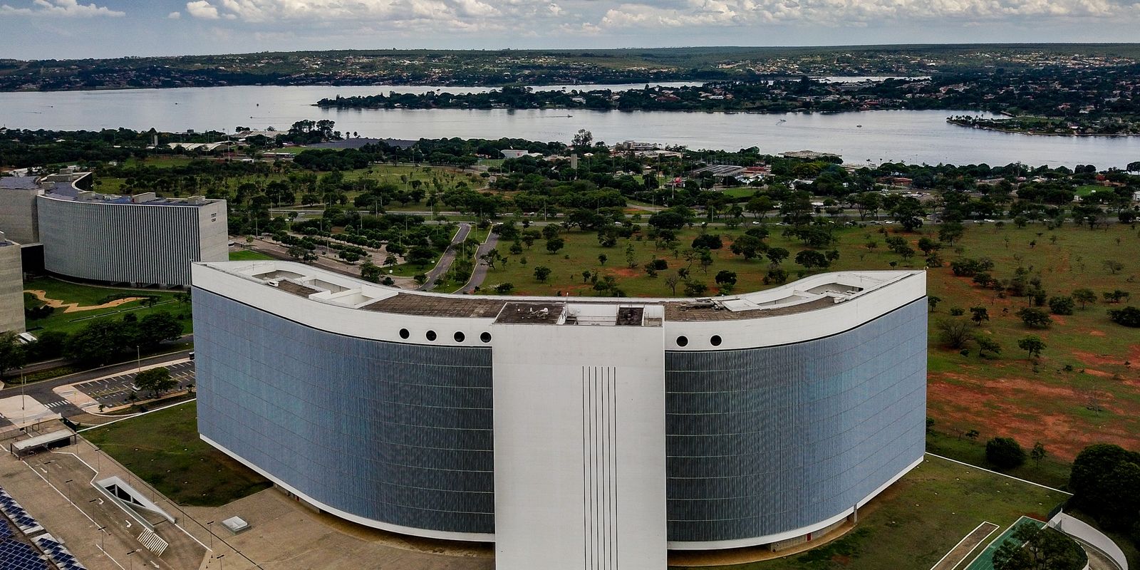 TSE exige inteligência artificial igualitária após falha em imagens de Lula