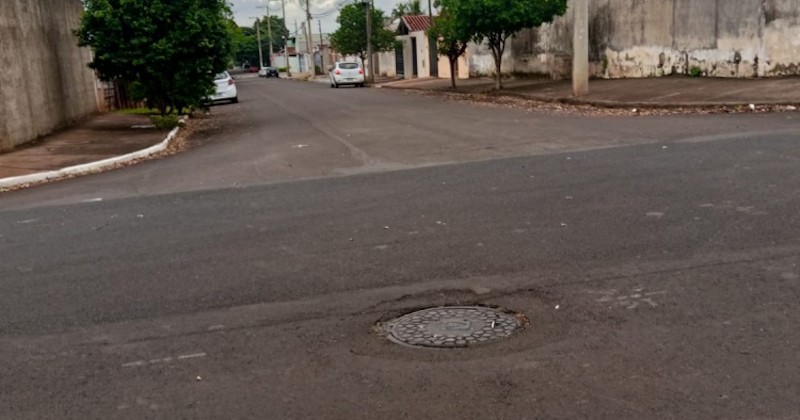Moradores cobram melhorias na sinalização de trânsito no Jardim Universal