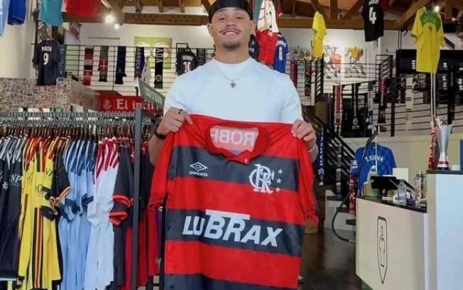 Xavi Simons posa com camisa do Flamengo clássica usada por Renato Gaúcho