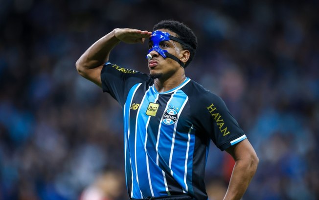 Wallace, zagueiro do Grêmio, brilha e entra no top 5 da Série A