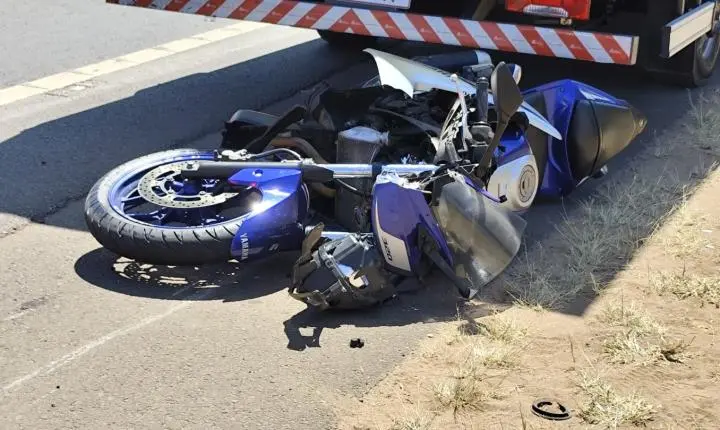 Jovem motociclista fica ferido em acidente na estrada do Broa