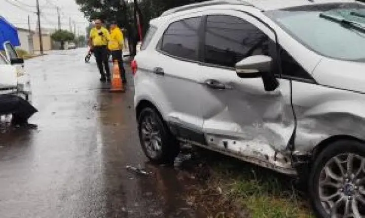 Colisão entre Ford EcoSport e Volkswagen Gol é registrada em Santa Felícia