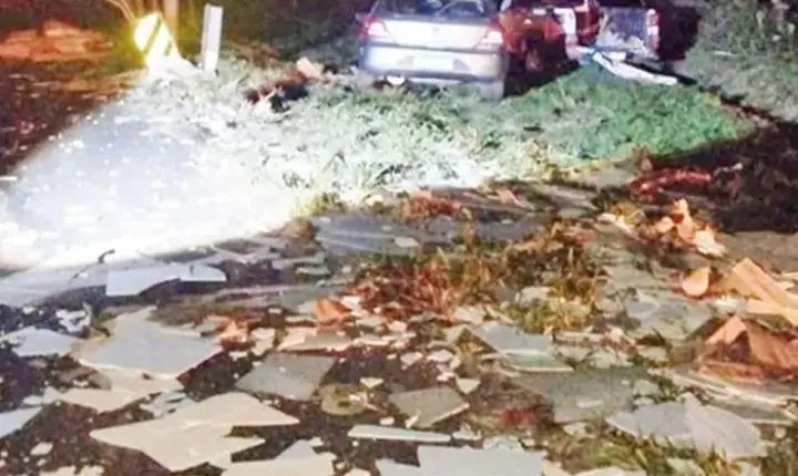 Acidente na Washington Luís deixa motorista ferido e espalha carga na pista
