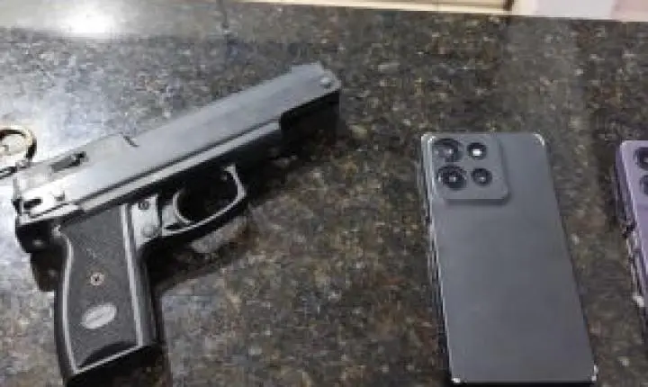 Adolescentes são detidos pela PM no Gonzaga após roubo de carro com réplica de arma