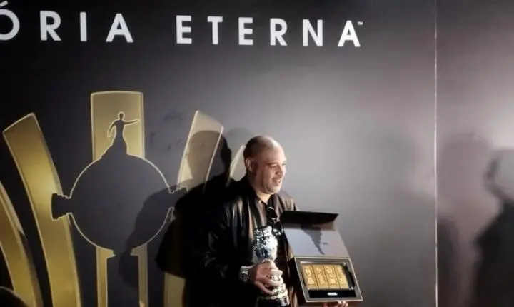 Adriano Imperador recebe homenagem da Conmebol no Rio de Janeiro