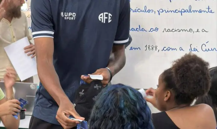 Ingressos de futebol são distribuídos por atletas em escolas locais