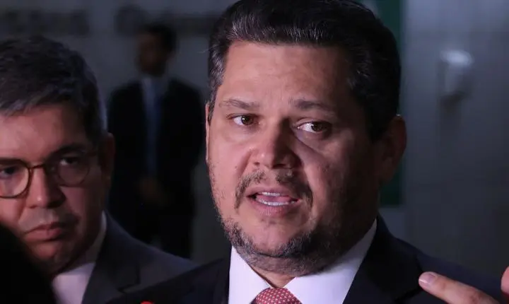 Davi Alcolumbre envia PEC da escala 6x1 para a CCJ do Senado