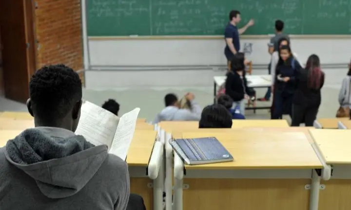 Estudante pagará R$ 720 mil por fraude em cotas raciais na Unirio após acordo com o MPF