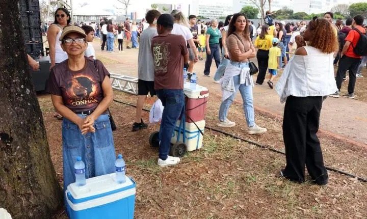 Como vendedores ambulantes buscam sustento no desfile de 7 de Setembro