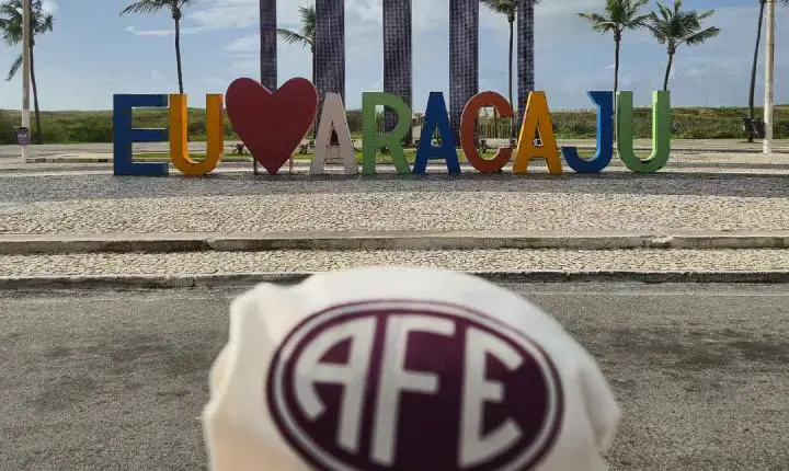O manto da Ferroviária marca presença em Aracaju antes de confronto pela Série C