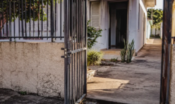 Inquilinos deixam imóvel destrancado após ação de despejo na Vila Monteiro