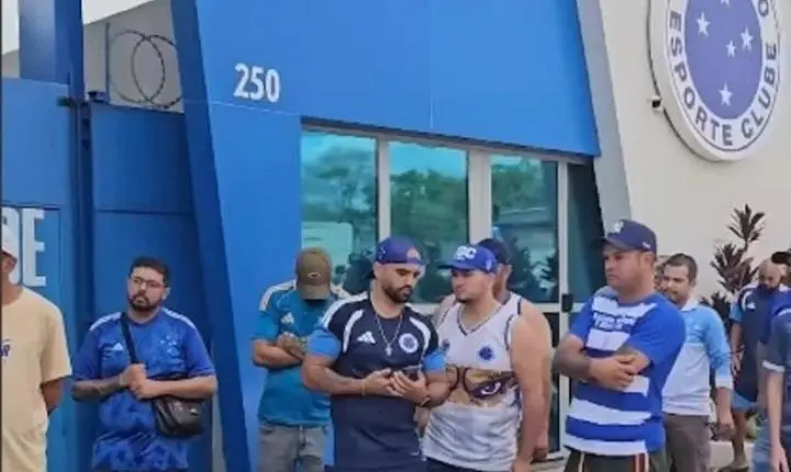 Torcida do Cruzeiro faz protesto na Toca da Raposa II após eliminações