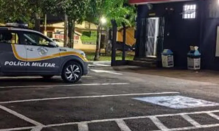 Motorista é detido por desacato após recusar teste de bafômetro na SP-215