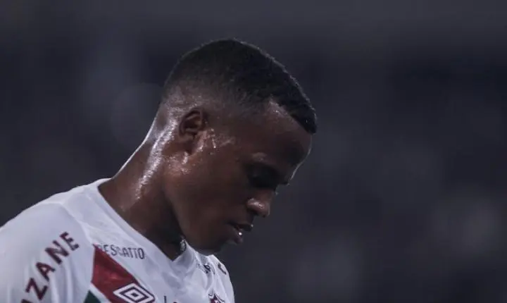 Jhon arias reencontra o fluminense no maracanã vestindo a camisa do palmeiras