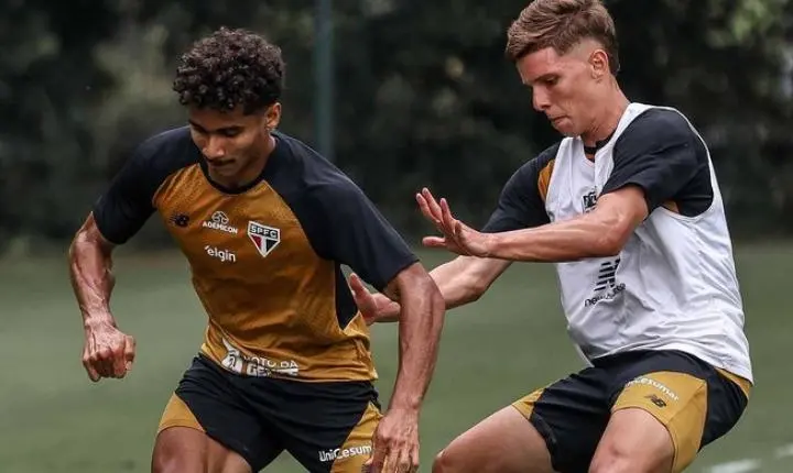 Artur e Ferreira avançam em treino do São Paulo, mas volante é dúvida