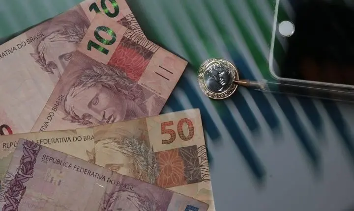 Copom detalha corte na taxa Selic devido à desaceleração econômica