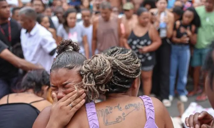 Ativistas acompanharam a retirada de mais de 60 corpos de uma área de mata