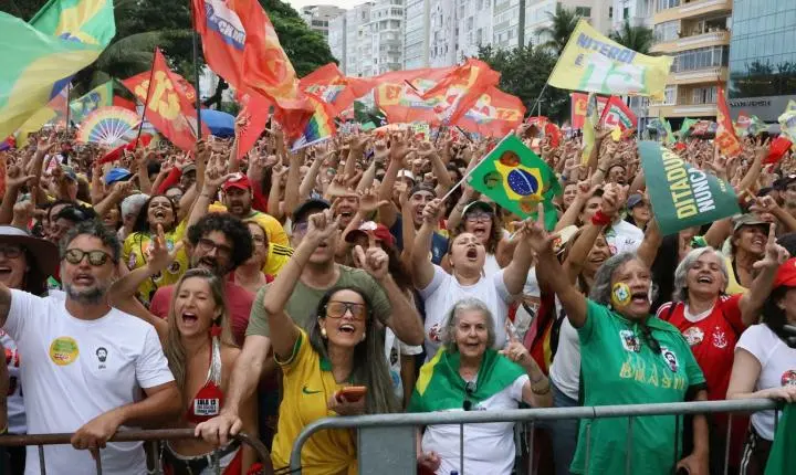 Ato político em defesa da democracia reúne multidão na orla de Copacabana