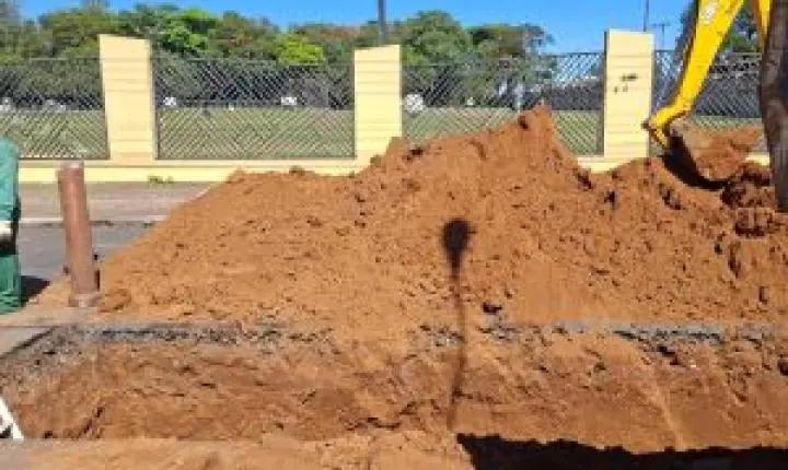 Avenida São João passa por manutenção na rede de esgoto em Ibaté