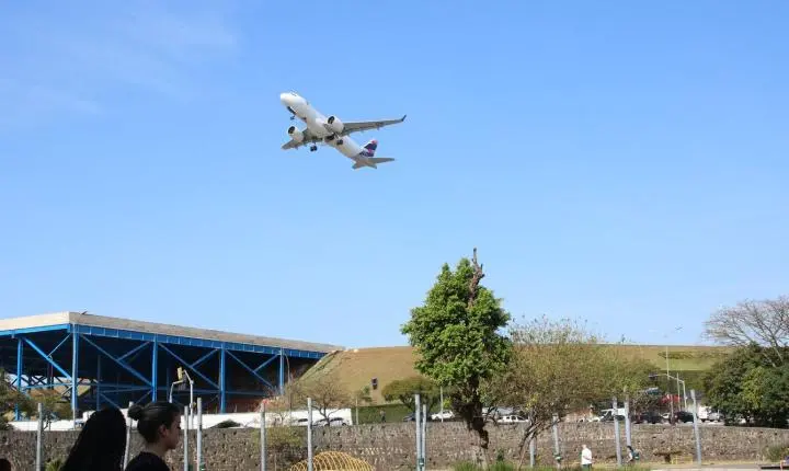 Avião da Aerolíneas Argentinas sofre danos por impacto de drone no Galeão