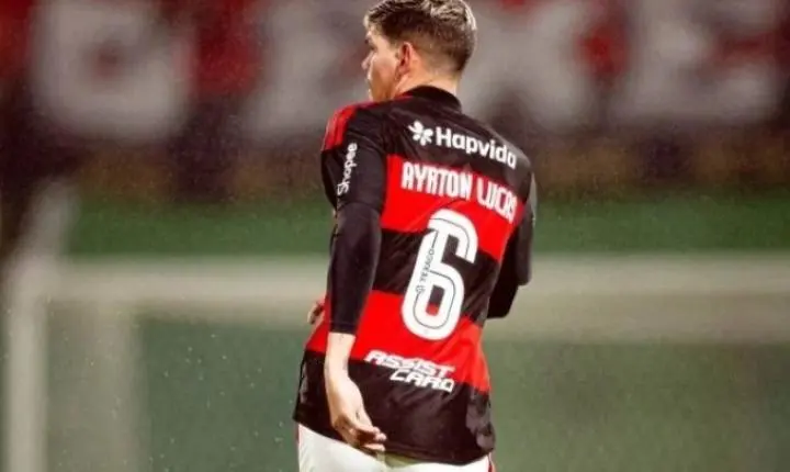 Ayrton Lucas sofre lesão e deixa o Flamengo no início do jogo contra o Bragantino