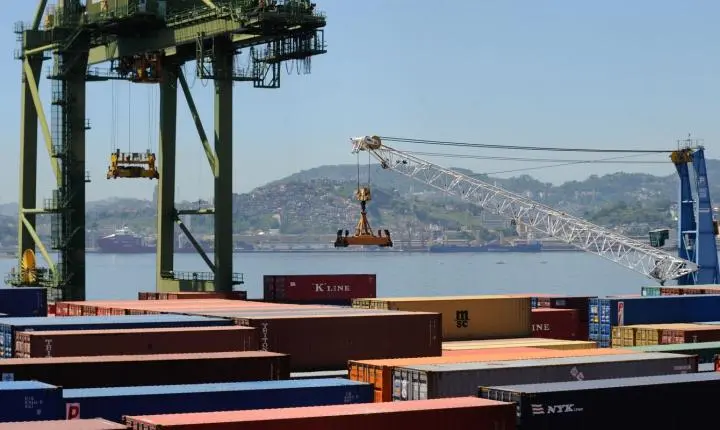 Balança comercial tem superávit de US$ 7,4 bilhões impulsionada por commodities