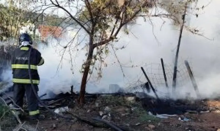 Barraco de madeira é consumido por incêndio no Antenor Garcia, em São Carlos