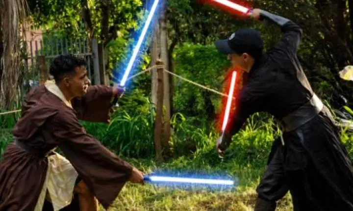 Batalha Campal Star Wars reúne duelos com sabres de luz em Araraquara
