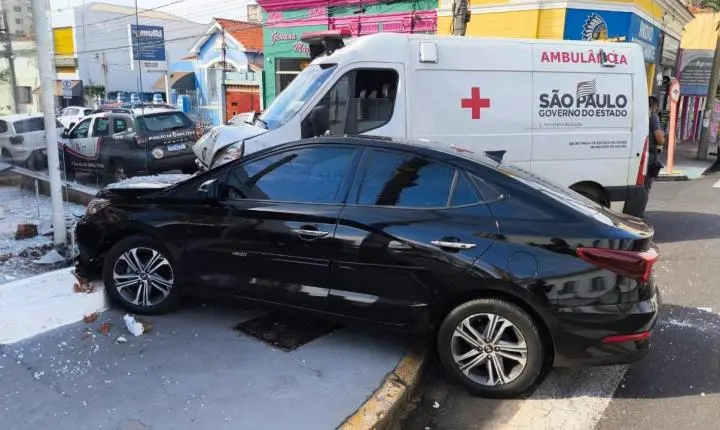 Acidente com ambulância e veículo de bispo mobiliza centro de Araraquara