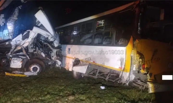 Colisão de bitrem com ônibus parados interdita parcialmente a Washington Luís