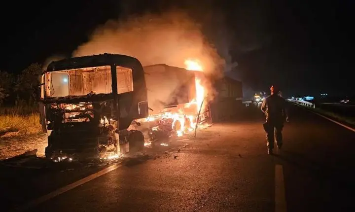 Incêndio em bitrem com açúcar bloqueia rodovia SP-310 em Ibaté