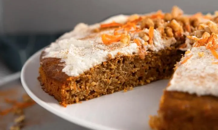 Bolo de cenoura continua entre as receitas favoritas dos brasileiros; veja como preparar em casa