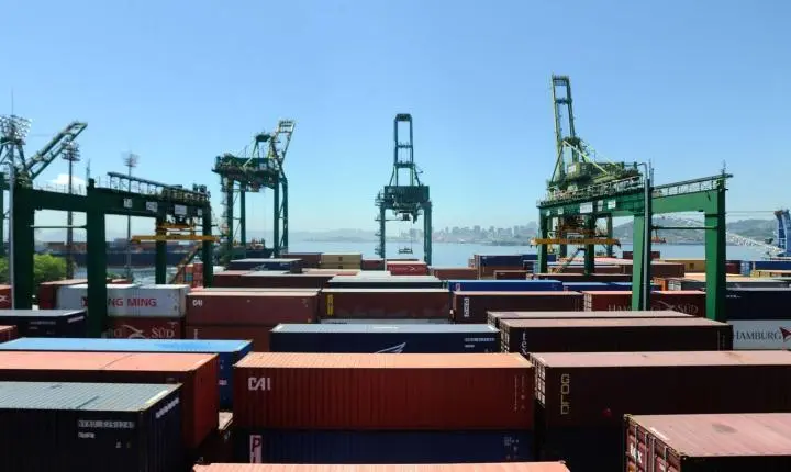 Brasil e Estados Unidos marcam reunião para debater o tarifaço comercial