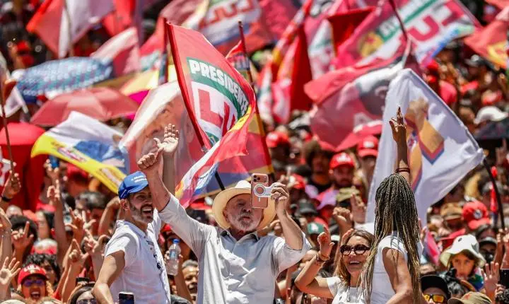 Lula defende o fim da escala 6x1 durante ato político em Ceilândia
